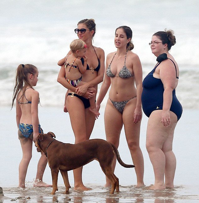 Τα οικογενειακά βάρη ομορφαίνουν την Ζιζέλ -Σέξι ακόμη & κουβαλώντας 2 παιδιά [εικόνες] | iefimerida.gr 3