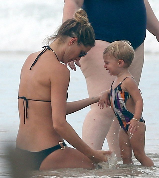 Τα οικογενειακά βάρη ομορφαίνουν την Ζιζέλ -Σέξι ακόμη & κουβαλώντας 2 παιδιά [εικόνες] | iefimerida.gr 4