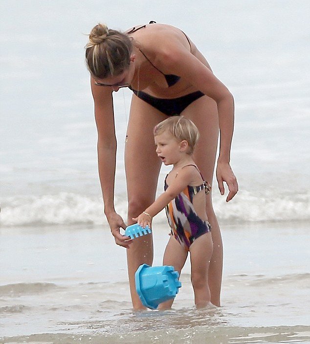 Τα οικογενειακά βάρη ομορφαίνουν την Ζιζέλ -Σέξι ακόμη & κουβαλώντας 2 παιδιά [εικόνες] | iefimerida.gr 5