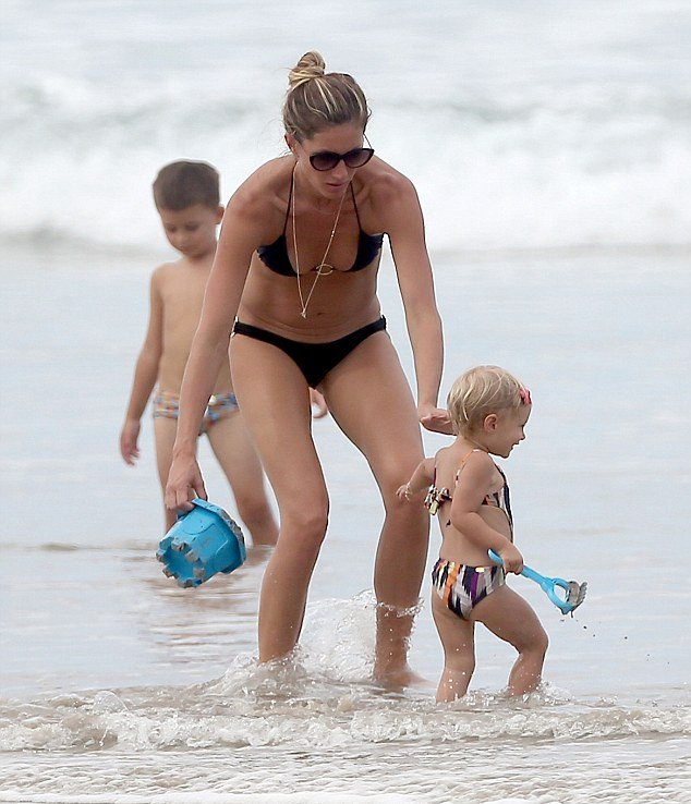 Τα οικογενειακά βάρη ομορφαίνουν την Ζιζέλ -Σέξι ακόμη & κουβαλώντας 2 παιδιά [εικόνες] | iefimerida.gr 6