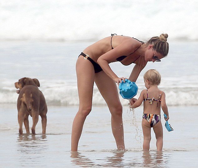 Τα οικογενειακά βάρη ομορφαίνουν την Ζιζέλ -Σέξι ακόμη & κουβαλώντας 2 παιδιά [εικόνες] | iefimerida.gr 7