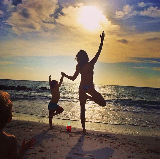 Το φονικό κορμί, το μπικίνι και η γιόγκα -Η Ζιζέλ ξέρει πώς να μαγνητίζει τα βλέμματα [εικόνες] | iefimerida.gr 3