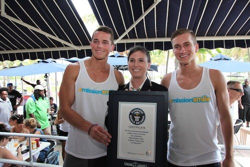 Εβγαλαν 355 selfies μέσα σε μια ώρα και μπήκαν στα ρεκόρ Γκίνες -Το δίδυμο που αναστάτωσε το Μαϊάμι [εικόνες&βίντεο] | iefimerida.gr 0