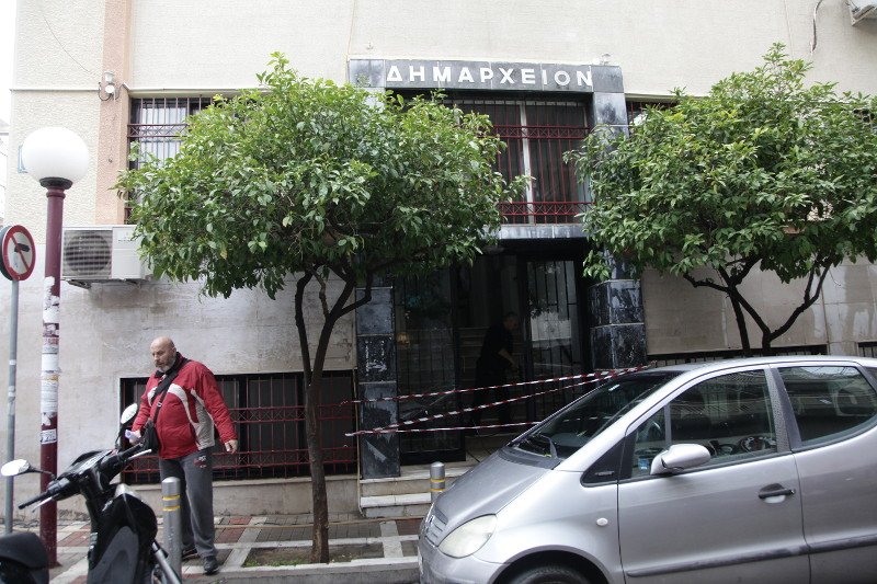 Διπλή επίθεση με γκαζάκια στο δημαρχείο και τα ΕΛΤΑ της Δάφνης [εικόνες] | iefimerida.gr 0