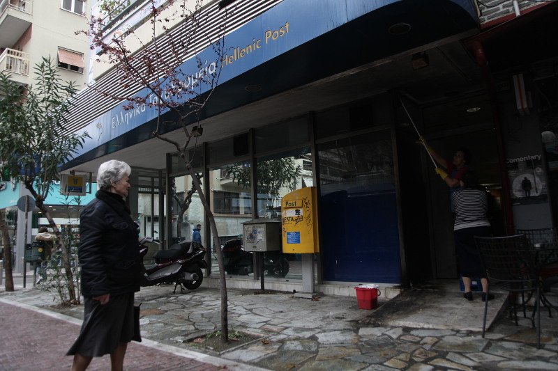 Διπλή επίθεση με γκαζάκια στο δημαρχείο και τα ΕΛΤΑ της Δάφνης [εικόνες] | iefimerida.gr 2