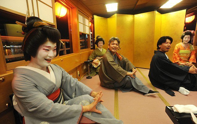 Ο άντρας-γκέισα που έχει ξετρελάνει τους Γιαπωνέζους [εικόνες]  | iefimerida.gr 0