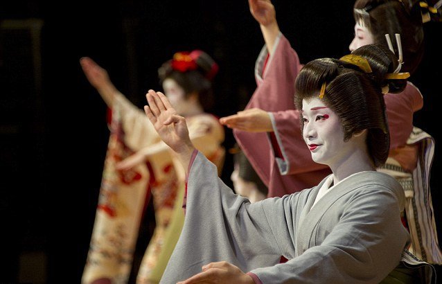 Ο άντρας-γκέισα που έχει ξετρελάνει τους Γιαπωνέζους [εικόνες]  | iefimerida.gr 2