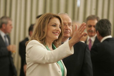 Ορκωμοσία: Το κολάν της Βούλτεψη, το πράσινο παπαγαλί της Γκερέκου και οι γυναίκες των υπουργών [εικόνες&βίντεο] | iefimerida.gr 1