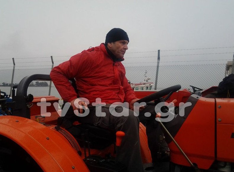 Ο Γκλέτσος πήρε τρακτέρ και πήγε στα μπλόκα -Στήριξη στους αγρότες της Στυλίδας [εικόνες&βίντεο] | iefimerida.gr 0