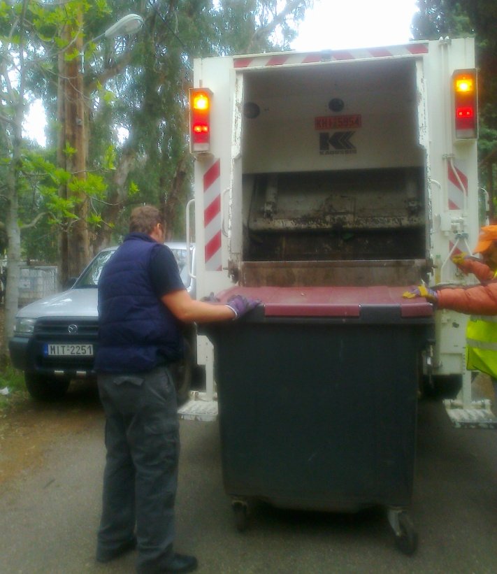 Ο Απόστολος Γκλέτσος «καθάρισε» για τους δημότες του...και τα σκουπίδια [εικόνες] | iefimerida.gr 0