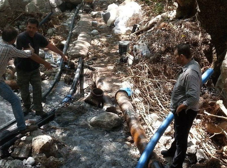 O Γκλέτσος σε ρόλο εργάτη -Κουβάλησε τσιμέντο και αντλίες για έργο υδροδότησης [εικόνες] | iefimerida.gr 2