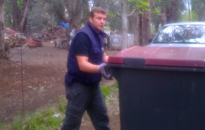 Ο Απόστολος Γκλέτσος «καθάρισε» για τους δημότες του...και τα σκουπίδια [εικόνες] | iefimerida.gr 1