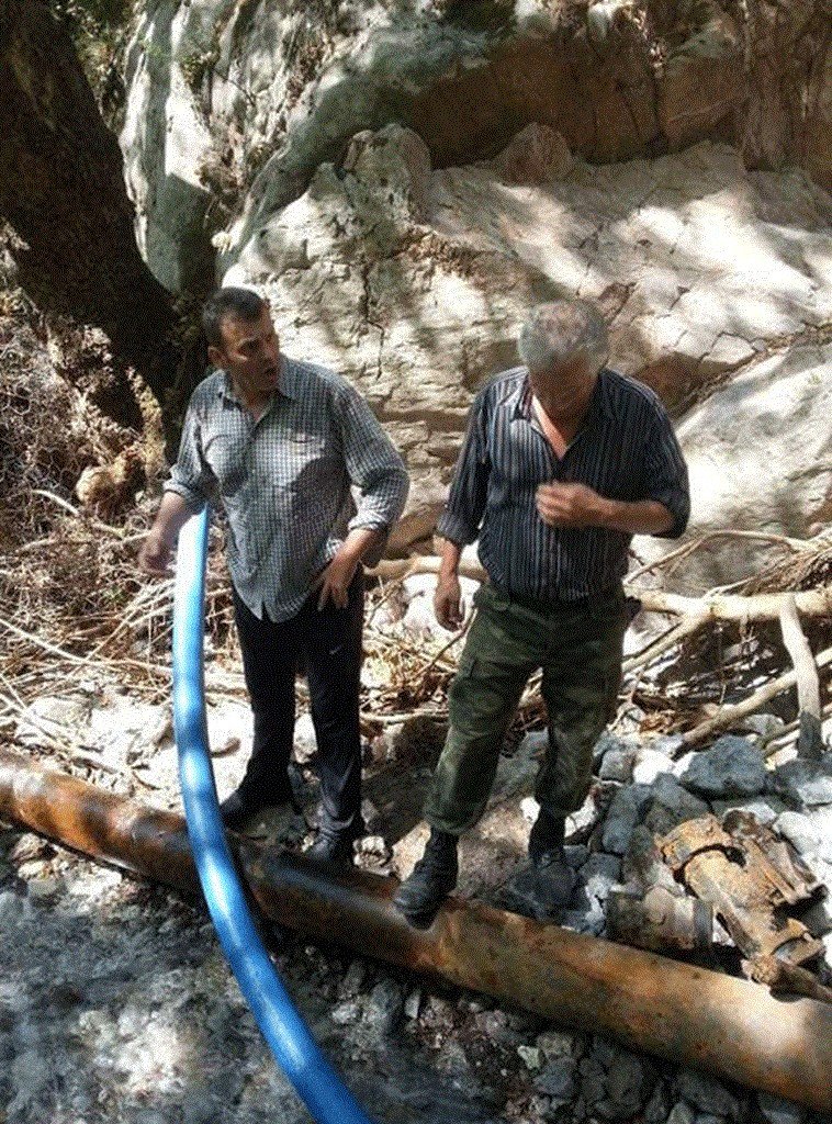 O Γκλέτσος σε ρόλο εργάτη -Κουβάλησε τσιμέντο και αντλίες για έργο υδροδότησης [εικόνες] | iefimerida.gr 1