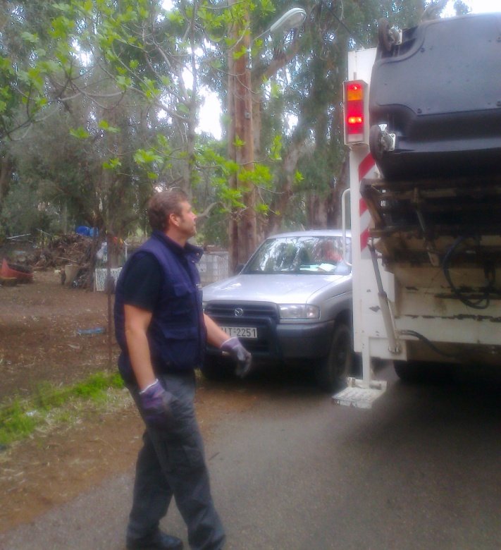 Ο Απόστολος Γκλέτσος «καθάρισε» για τους δημότες του...και τα σκουπίδια [εικόνες] | iefimerida.gr 2