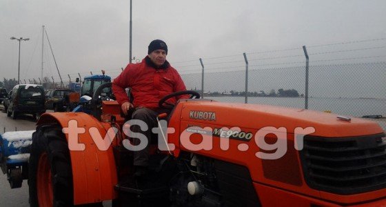Ο Γκλέτσος πήρε τρακτέρ και πήγε στα μπλόκα -Στήριξη στους αγρότες της Στυλίδας [εικόνες&βίντεο] | iefimerida.gr 1