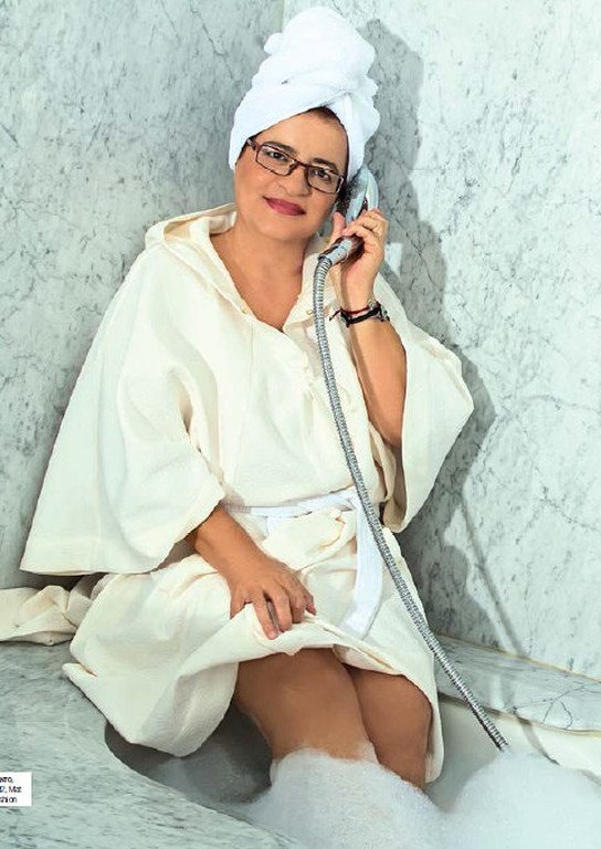 Η Γκολεμά όπως δεν την έχετε ξαναδεί: Με το μπουρνούζι της πλατσουρίζει στη μπανιέρα [εικόνα] | iefimerida.gr 0