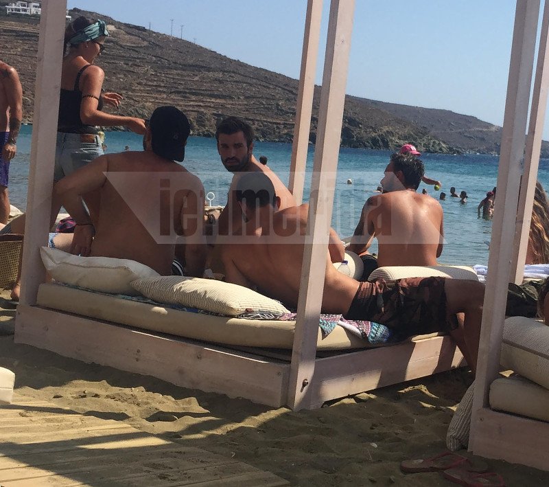 Στην Τήνο ο νικητής του Survivor -Ο Ηλίας Γκότσης κάνει διακοπές με τους φίλους [εικόνες] | iefimerida.gr 0