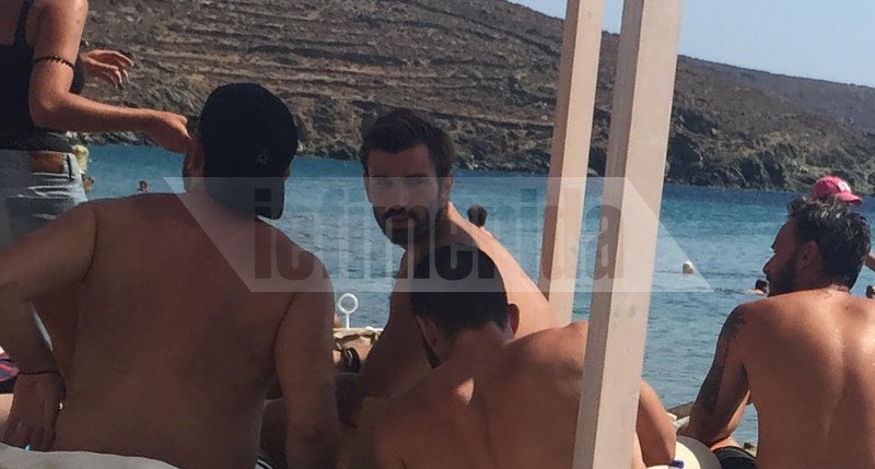 Στην Τήνο ο νικητής του Survivor -Ο Ηλίας Γκότσης κάνει διακοπές με τους φίλους [εικόνες] | iefimerida.gr 1