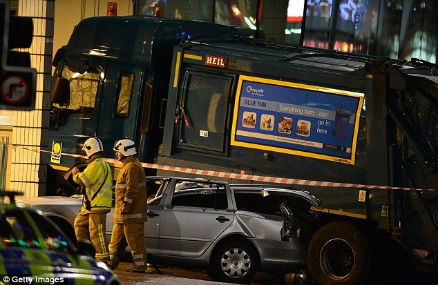 Τραγωδία στη Γλασκώβη: Απορριμματοφόρο παρέσυρε και σκότωσε 6 ανθρώπους -Οι 3 ήταν συγγενείς [εικόνες & βίντεο] | iefimerida.gr 8