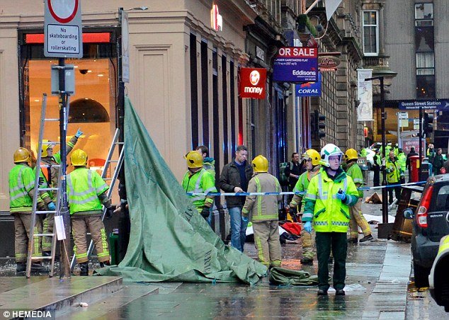 Τραγωδία στη Γλασκώβη: Απορριμματοφόρο παρέσυρε και σκότωσε 6 ανθρώπους -Οι 3 ήταν συγγενείς [εικόνες & βίντεο] | iefimerida.gr 12