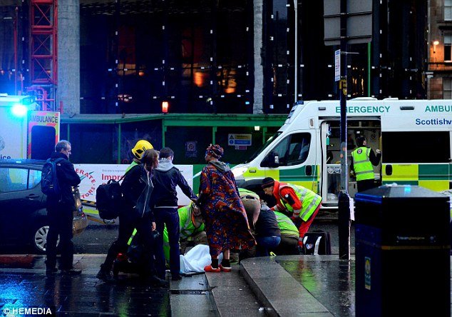 Τραγωδία στη Γλασκώβη: Απορριμματοφόρο παρέσυρε και σκότωσε 6 ανθρώπους -Οι 3 ήταν συγγενείς [εικόνες & βίντεο] | iefimerida.gr 13