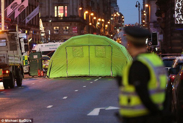 Τραγωδία στη Γλασκώβη: Απορριμματοφόρο παρέσυρε και σκότωσε 6 ανθρώπους -Οι 3 ήταν συγγενείς [εικόνες & βίντεο] | iefimerida.gr 1