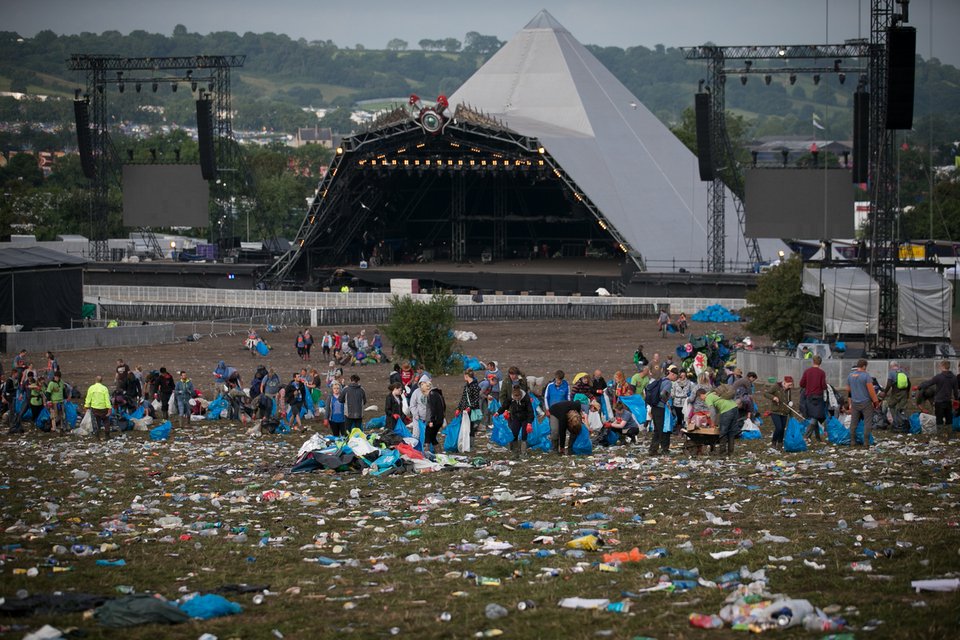 Γκλάστονμπερι, η επόμενη ημέρα -Τι αφήνουν πίσω τους φεύγοντας 175.000 άνθρωποι [εικόνες] | iefimerida.gr 9