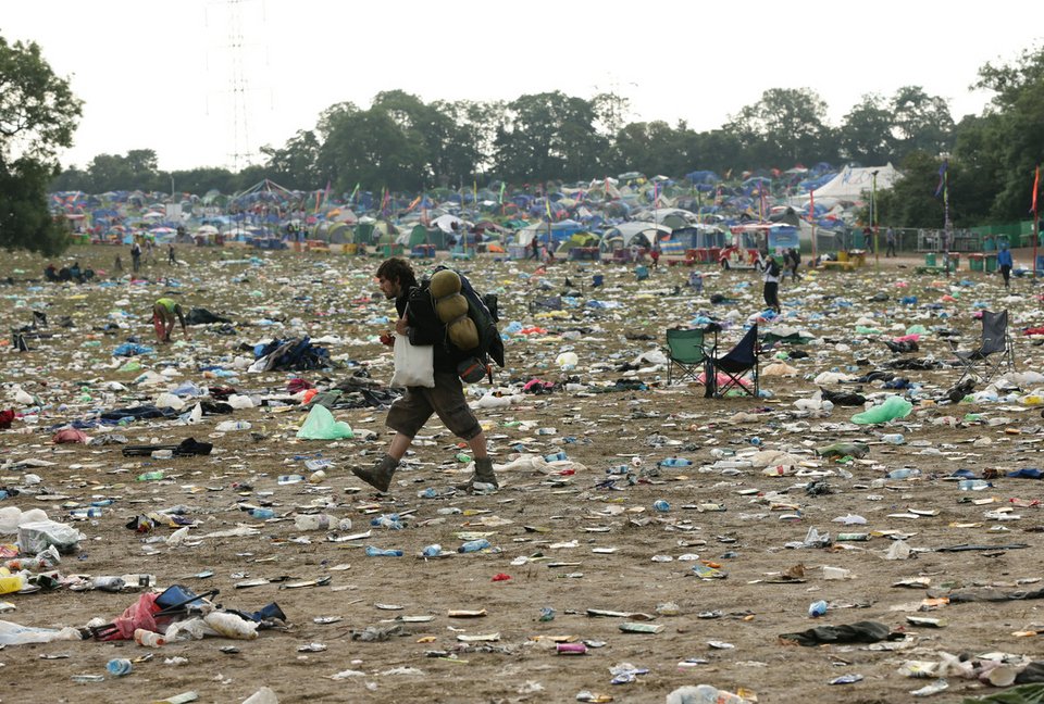 Γκλάστονμπερι, η επόμενη ημέρα -Τι αφήνουν πίσω τους φεύγοντας 175.000 άνθρωποι [εικόνες] | iefimerida.gr 3