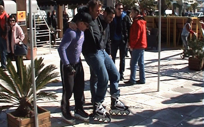 Ο Γκλέτσος δοκιμάζει να κάνει... πατίνια [εικόνες]  | iefimerida.gr 1