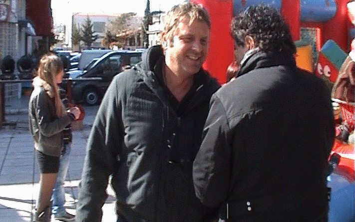 Ο Γκλέτσος δοκιμάζει να κάνει... πατίνια [εικόνες]  | iefimerida.gr 2