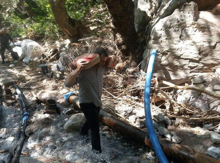 O Γκλέτσος σε ρόλο εργάτη -Κουβάλησε τσιμέντο και αντλίες για έργο υδροδότησης [εικόνες] | iefimerida.gr 3