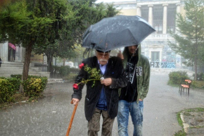 Με υψωμένη γροθιά στο Πολυτεχνείο ο Μανώλης Γλέζος [εικόνες] | iefimerida.gr 3