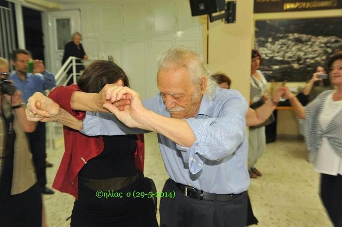 Πρώτος και στο χορό ο Μανώλης Γλέζος -Με νησιώτικα γιόρτασε το ρεκόρ των 445.800 σταυρών [εικόνες] | iefimerida.gr 0