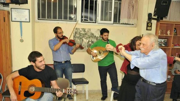 Πρώτος και στο χορό ο Μανώλης Γλέζος -Με νησιώτικα γιόρτασε το ρεκόρ των 445.800 σταυρών [εικόνες] | iefimerida.gr 1