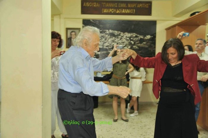 Πρώτος και στο χορό ο Μανώλης Γλέζος -Με νησιώτικα γιόρτασε το ρεκόρ των 445.800 σταυρών [εικόνες] | iefimerida.gr 2