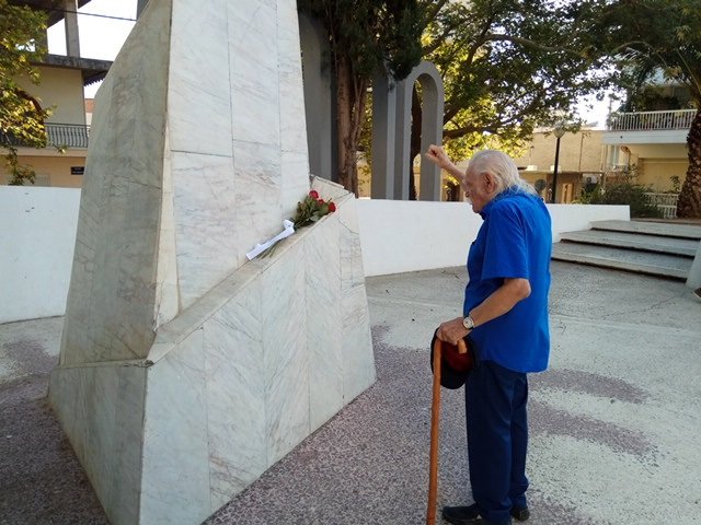 Ο Μανώλης Γλέζος στο Αγρίνιο, στο μνημείο 120 εκτελεσθέντων από τους Γερμανούς | iefimerida.gr 0