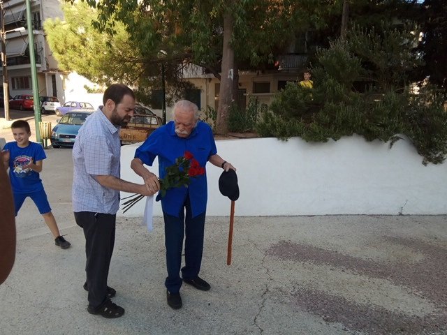Ο Μανώλης Γλέζος στο Αγρίνιο, στο μνημείο 120 εκτελεσθέντων από τους Γερμανούς | iefimerida.gr 2