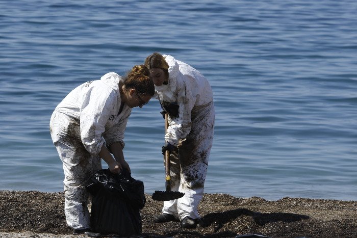 Κι όμως, κάποιοι κολυμπούν στις «μαύρες» πλαζ -Αποκαρδιωτική εικόνα στη Γλυφάδα [εικόνες] | iefimerida.gr 0