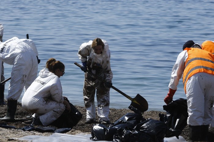 Κι όμως, κάποιοι κολυμπούν στις «μαύρες» πλαζ -Αποκαρδιωτική εικόνα στη Γλυφάδα [εικόνες] | iefimerida.gr 1