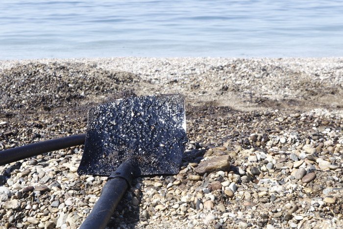 Κι όμως, κάποιοι κολυμπούν στις «μαύρες» πλαζ -Αποκαρδιωτική εικόνα στη Γλυφάδα [εικόνες] | iefimerida.gr 3