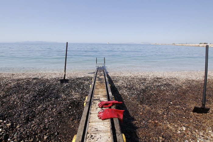 Κι όμως, κάποιοι κολυμπούν στις «μαύρες» πλαζ -Αποκαρδιωτική εικόνα στη Γλυφάδα [εικόνες] | iefimerida.gr 4