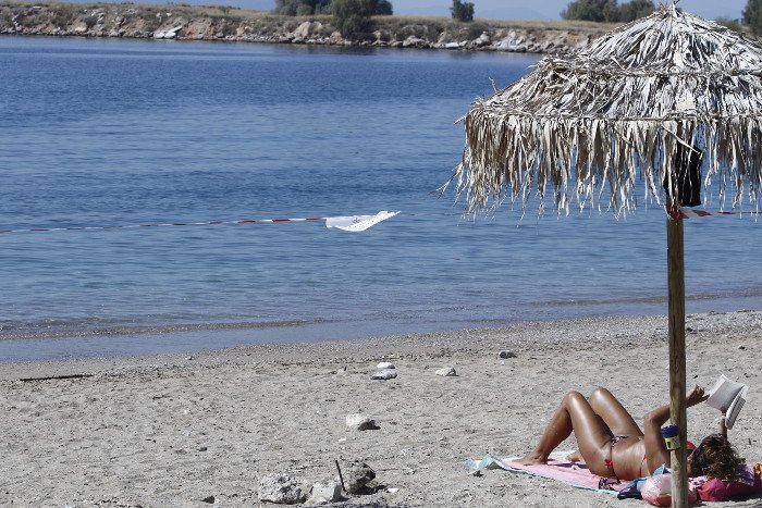 Κι όμως, κάποιοι κολυμπούν στις «μαύρες» πλαζ -Αποκαρδιωτική εικόνα στη Γλυφάδα [εικόνες] | iefimerida.gr 5