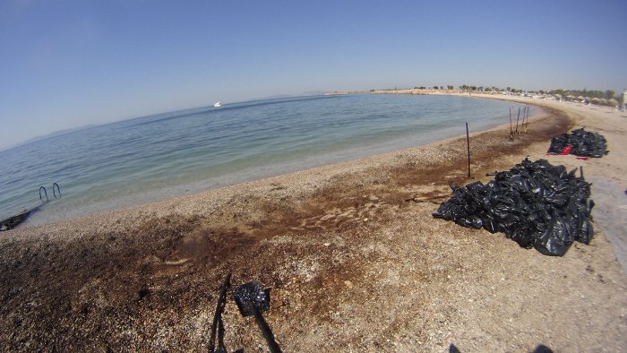 Κι όμως, κάποιοι κολυμπούν στις «μαύρες» πλαζ -Αποκαρδιωτική εικόνα στη Γλυφάδα [εικόνες] | iefimerida.gr 6