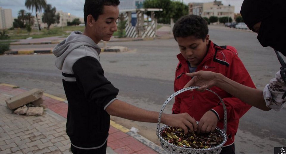 Σοκ: Τζιχαντιστές μοιράζουν γλυκά για να γιορτάσουν για τους νεκρούς στο Παρίσι [εικόνες] | iefimerida.gr 0