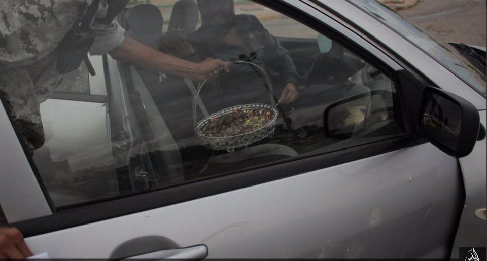 Σοκ: Τζιχαντιστές μοιράζουν γλυκά για να γιορτάσουν για τους νεκρούς στο Παρίσι [εικόνες] | iefimerida.gr 1