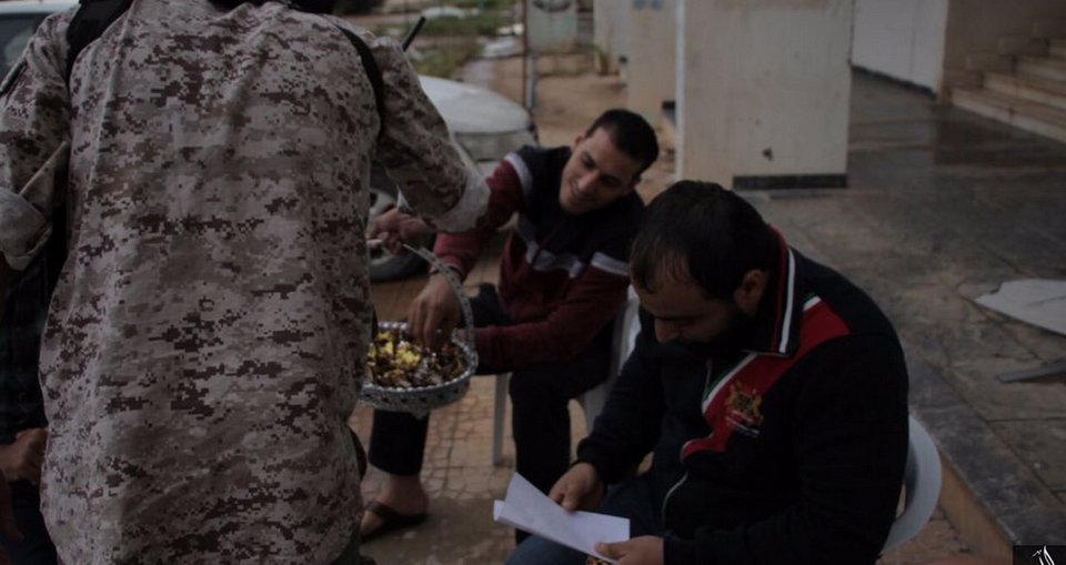 Σοκ: Τζιχαντιστές μοιράζουν γλυκά για να γιορτάσουν για τους νεκρούς στο Παρίσι [εικόνες] | iefimerida.gr 2