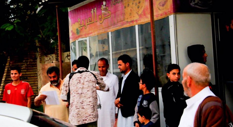 Σοκ: Τζιχαντιστές μοιράζουν γλυκά για να γιορτάσουν για τους νεκρούς στο Παρίσι [εικόνες] | iefimerida.gr 3