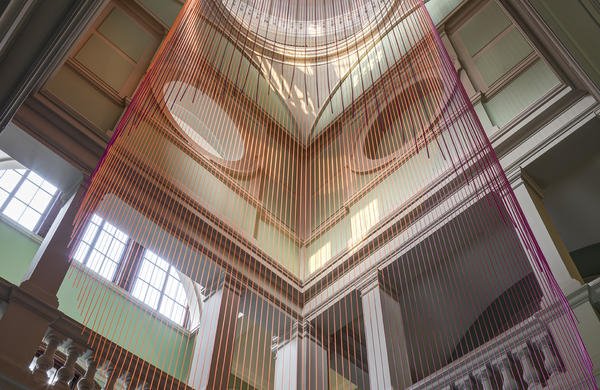 Μια έγχρωμη κουρτίνα ύψους 17,5 μέτρων καλύπτει το μουσείο Victoria & Albert [εικόνες]  | iefimerida.gr 1