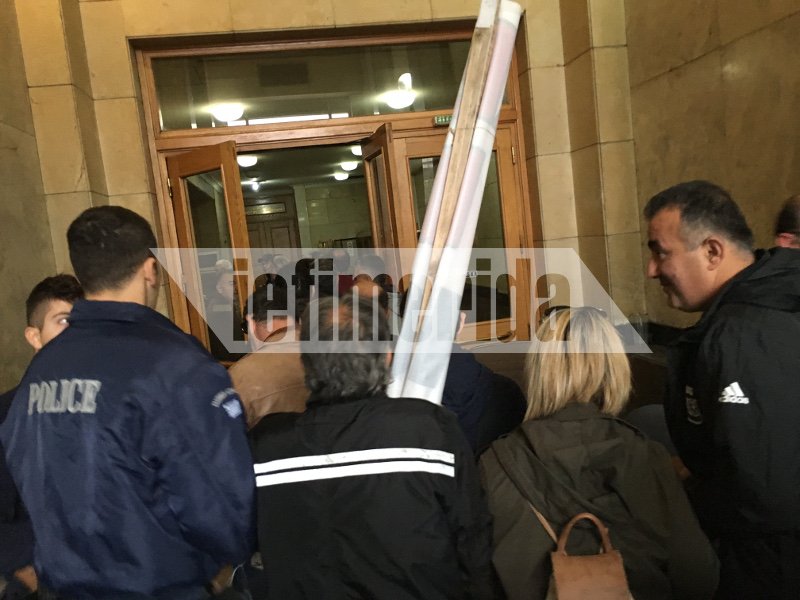 Κατάληψη στο γραφείο του Χουλιαράκη από την ΠΟΕ-ΟΤΑ [εικόνες] | iefimerida.gr 0