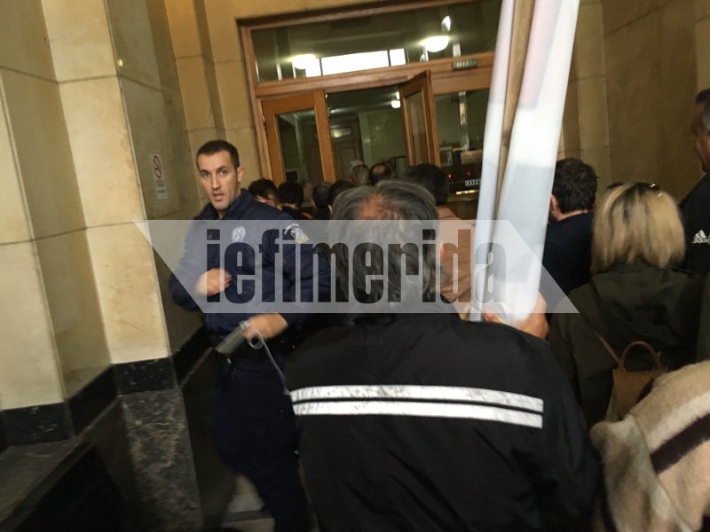 Κατάληψη στο γραφείο του Χουλιαράκη από την ΠΟΕ-ΟΤΑ [εικόνες] | iefimerida.gr 1